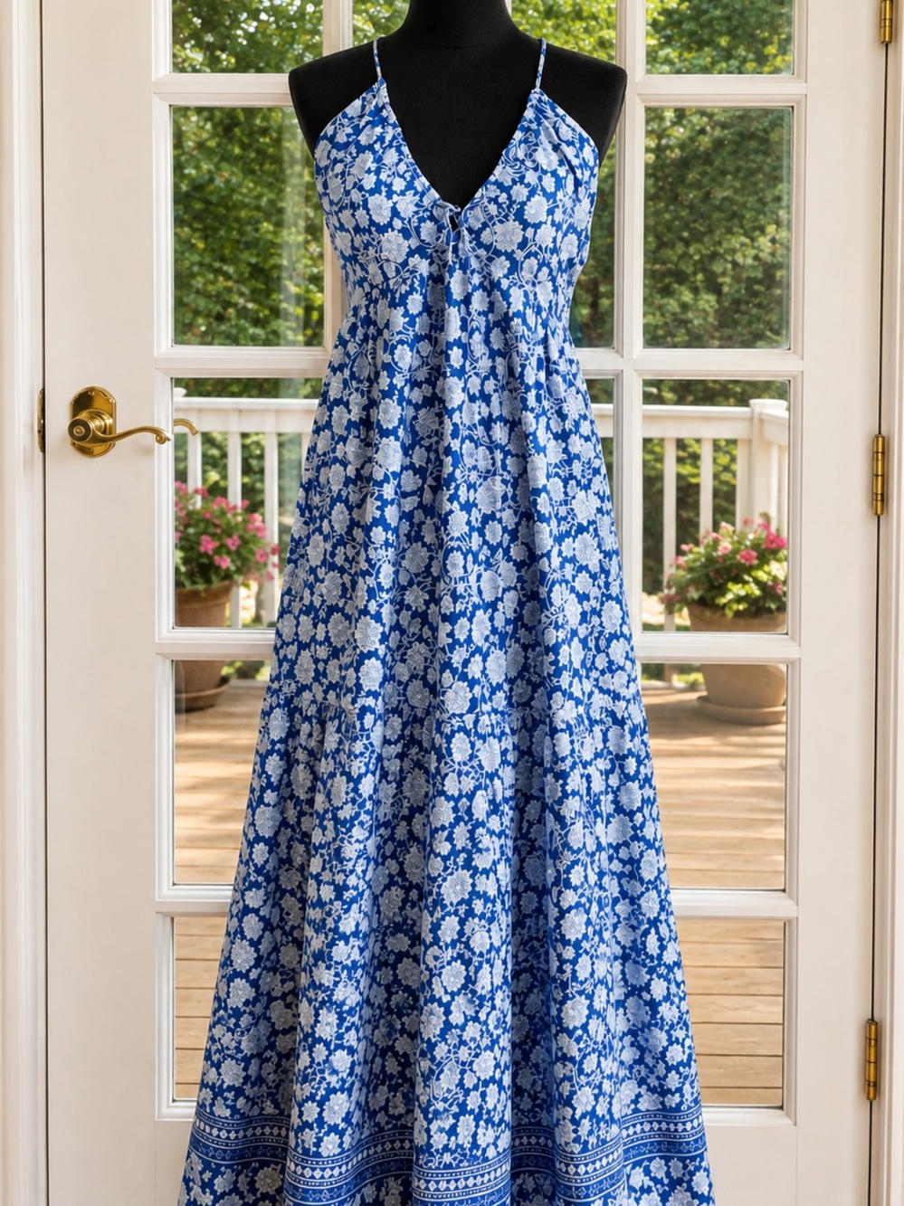 Blue and White Floral Maxi Sundress with V-Neck and Spaghetti Straps